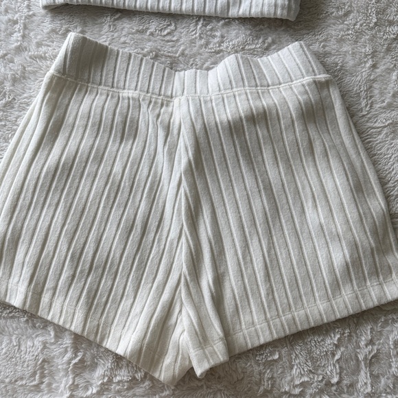 ALO Yoga Women's White Ribbed Shorts - Picture 4 of 5